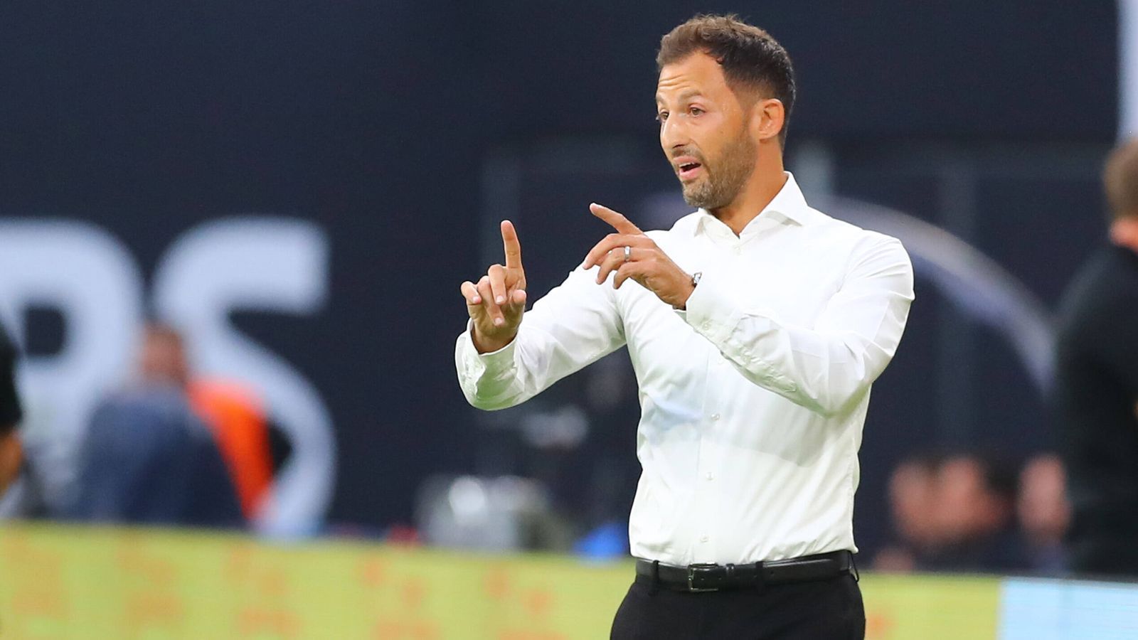 
                <strong>RB Leipzig</strong><br>
                Coach Domenico Tedesco hat mit RB Leipzig in der vergangenen DFB-Pokal-Saison den ersten Titel der Vereinsgeschichte geholt, beim Supercup gegen den FC Bayern zahlte sein Team aber Lehrgeld. Die Qualität im Kader spricht dennoch für sich - auch weil Topspieler Christopher Nkunku verlängert hat und David Raum aus Hoffenheim geholt wurde. Spekulationen um eine Rückkehr von Timo Werner halten zudem an. Zum Auftakt geht es für den Sachsen zum VfB Stuttgart. Dann kann RB gleich zeigen, ob die Pleite gegen den Rekordmeister wirklich lehrreich war.
              