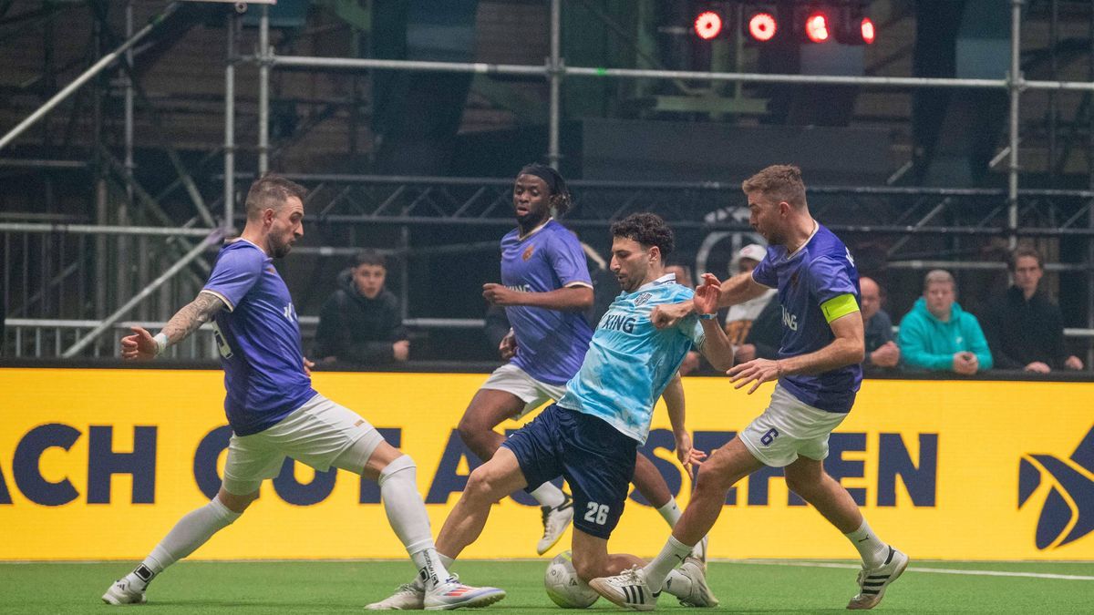 Fußball, Herren, Frühjahr 2025, Indoor, 3. Saison der Baller League (1. Spieltag) in Berlin, Beton Berlin vs. Golden XI, v. l. Tobias Haitz (Golden Eleven), Mustapha Chahrour (Beton Berton), Christ...