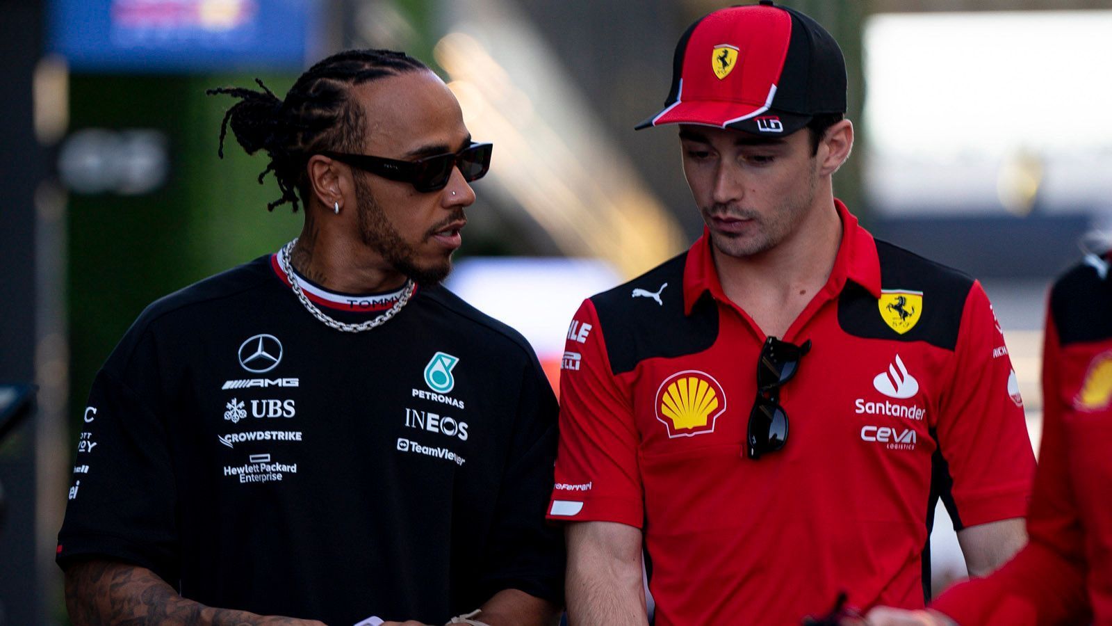 
                <strong>Hamilton in Rot?</strong><br>
                Dann wäre da noch Ferrari. Doch hier gibt es gleich zwei dicke Fragezeichen. Zum einen haben auch hier Charles Leclerc und Carlos Sainz Verträge, die bis 2024 laufen. Gründe für eine vorzeitige Trennung gibt es eigentlich keine, denn in erster Linie muss die Scuderia die eigenen Probleme in den Griff bekommen, bevor man die Piloten kritisieren kann. Patzer passieren auch unter dem neuen Chef Frederic Vasseur, und titelreif ist das Auto auch nicht. Bei aller Tradition gelang der letzte Fahrertitel 2007 - es hat Gründe, warum seitdem sogar Topstars wie Fernando Alonso oder Sebastian Vettel bei der launischen Diva gescheitert sind.
              