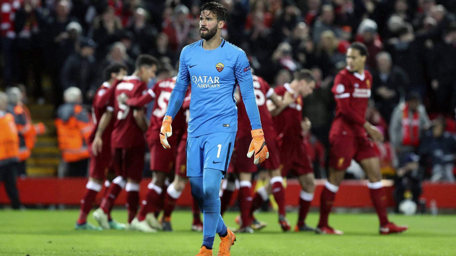 
                <strong>Liverpool kauft Alisson trotz sieben Gegentreffern</strong><br>
                Sieben Gegentore in 180 Minuten! Die beiden Halbfinal-Spiele der vergangenen Champions-League-Saison gegen Liverpool (2:5, 4:2) dürfte Becker noch nicht vergessen haben. Obwohl der 25-Jährige den Ball siebenmal aus dem Netz holen musste, erkoren die "Reds" den brasilianischen WM-Keeper als geeigneten Nachfolger für Loris Karius aus. Dessen Perspektive nach den beiden Fehlern im Endspiel der Königsklasse sieht in Liverpool nun alles andere als rosig aus. Die Zukunft bei den "Reds" gehört wohl Rekord-Keeper Becker.
              