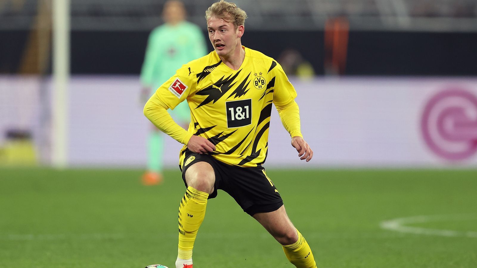 
                <strong>Julian Brandt</strong><br>
                In der 72. Minute für Hazard eingewechselt. Setzt in der 83. Minute Reus toll in Szene, der jedoch nichts draus machen kann. Kurz darauf klappt es aber besser. Brandts Traumpass auf Sancho führt nach Zusammenspiel mit Guerreiro zum 3:2 durch den Engländer. Terzics bester Wechsel. ran-Note: 2
              