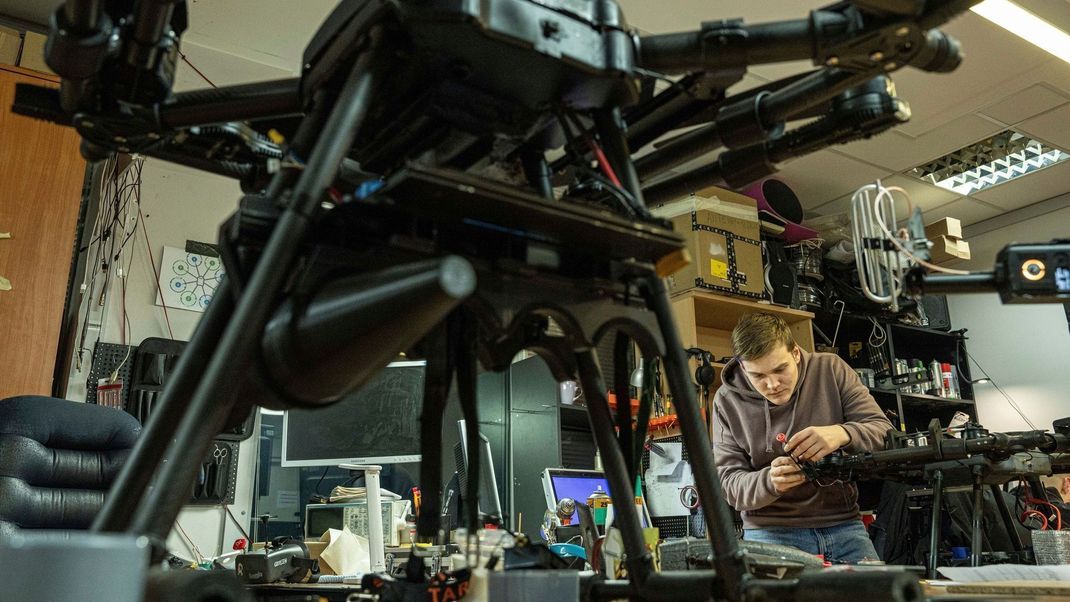 6. Feburar 2023, Ukraine, Region Kiew: Ein Ingenieur montiert Teile einer Kampfdrohne in der Region Kiew.