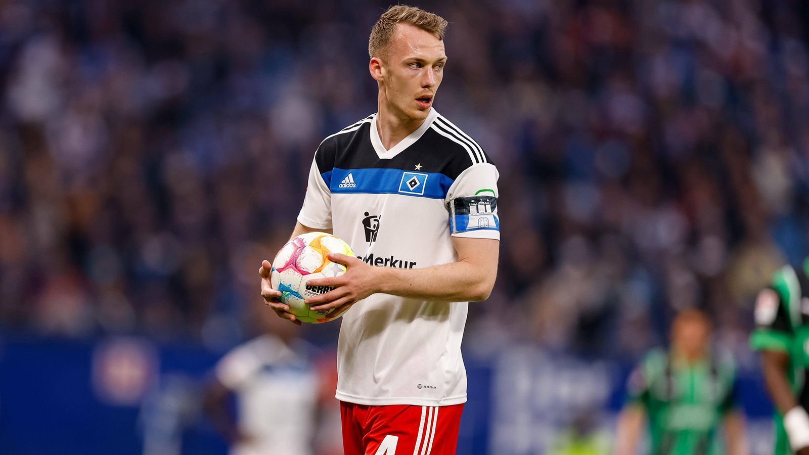 
                <strong>Sebastian Schonlau (Hamburger SV)</strong><br>
                Stark verbessert im Vergleich zum Hinspiel, deutlich präsenter und fehlerfreier. Überraschungsmomente streut aber auch er immer wieder ein. Wie in der 47. Minute, als auch er zu weit aufrückt und vor dem Ausgleich falsch postiert ist. Unter dem Strich ist bei ihm etwas mehr Schatten als Licht. ran-Note: 4
              