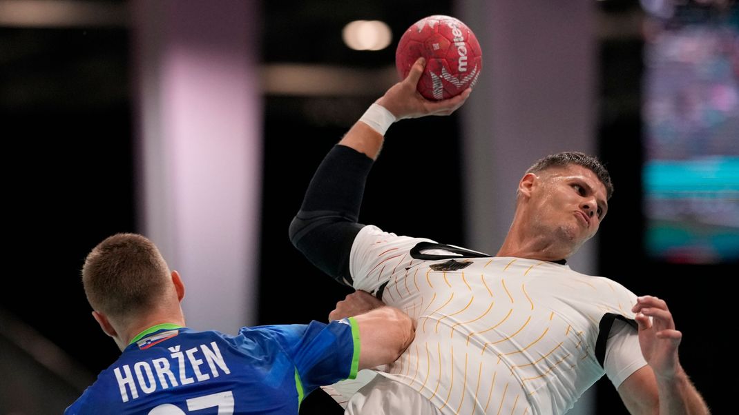 Deutscher Handballer Sebastian Heymann (r.) und der Slowene Kristjan Horzen (l.) ringen um den Sieg.&nbsp;