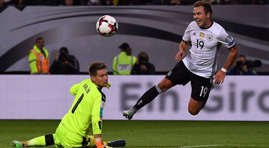 
                <strong>Mario Götze</strong><br>
                Mario Götze: Was hätten wir ihn vermisst, wenn Mario Gomez gespielt hätte! Ging viele Wege, sicherte schon verloren geglaubte Bälle und bereitete das Führungstor vor. Erzielte nach einem tollen Doppelpass mit Müller fast das 2:0. Eine wirklich gute Partie des Dortmunders. ran-Note: 2.
              