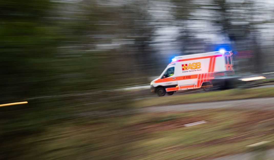 Eine junge Frau ist tödlich verunglückt. (Symbolbild)