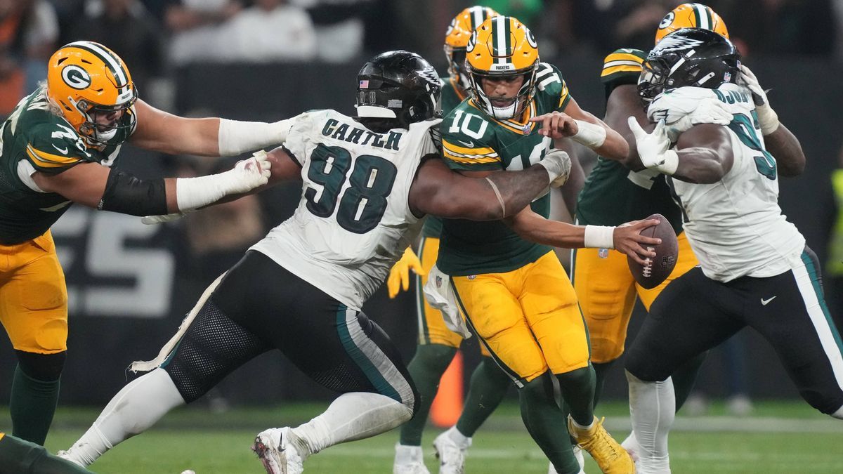 NFL, American Football Herren, USA Green Bay Packers at Philadelphia Eagles Sep 6, 2024; Sao Paulo, BRA; Green Bay Packers quarterback Jordan Love (10) is pressured by Philadelphia Eagles defensive...