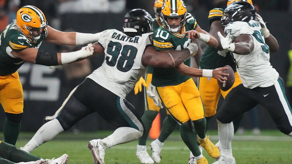 NFL, American Football Herren, USA Green Bay Packers at Philadelphia Eagles Sep 6, 2024; Sao Paulo, BRA; Green Bay Packers quarterback Jordan Love (10) is pressured by Philadelphia Eagles defensive...