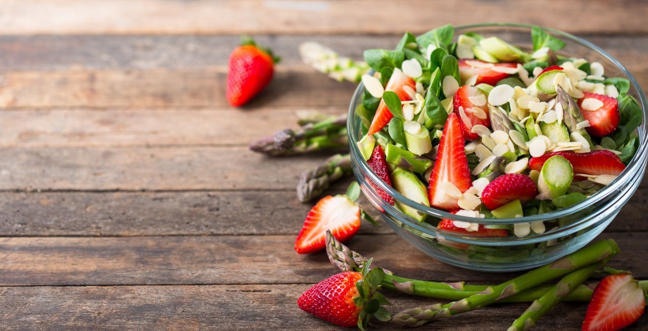 Mit Erdbeeren bekommt Spargel-Salat das gewisse Etwas. Und noch mal mehr Vitamine. 