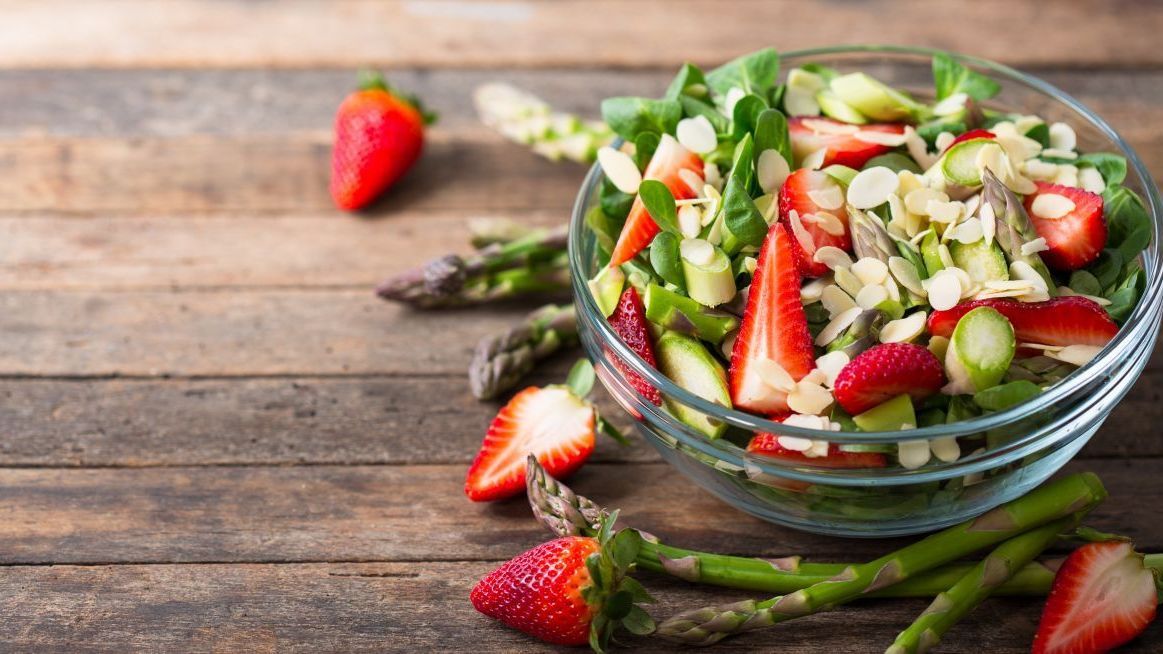 Mit Erdbeeren bekommt Spargel-Salat das gewisse Etwas. Und noch mal mehr Vitamine. 