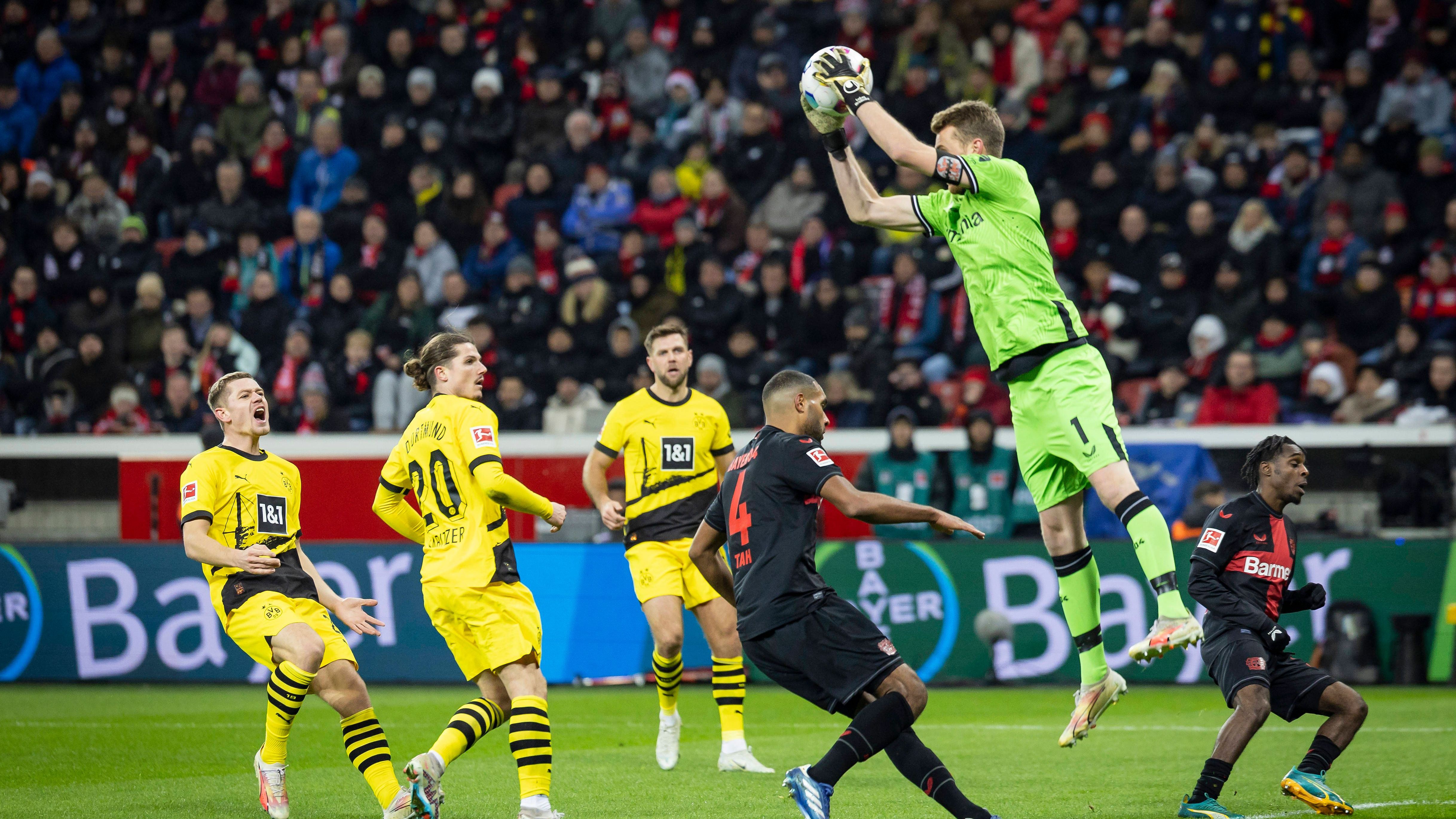 <strong>Lukas Hradecky</strong><br>Beim 0:1 ist der Finne machtlos, als Ryerson aus kurzer Distanz einnetzt. Ansonsten spielt Hradecky sehr gut mit. <strong><em>ran</em>-Note: 3</strong>