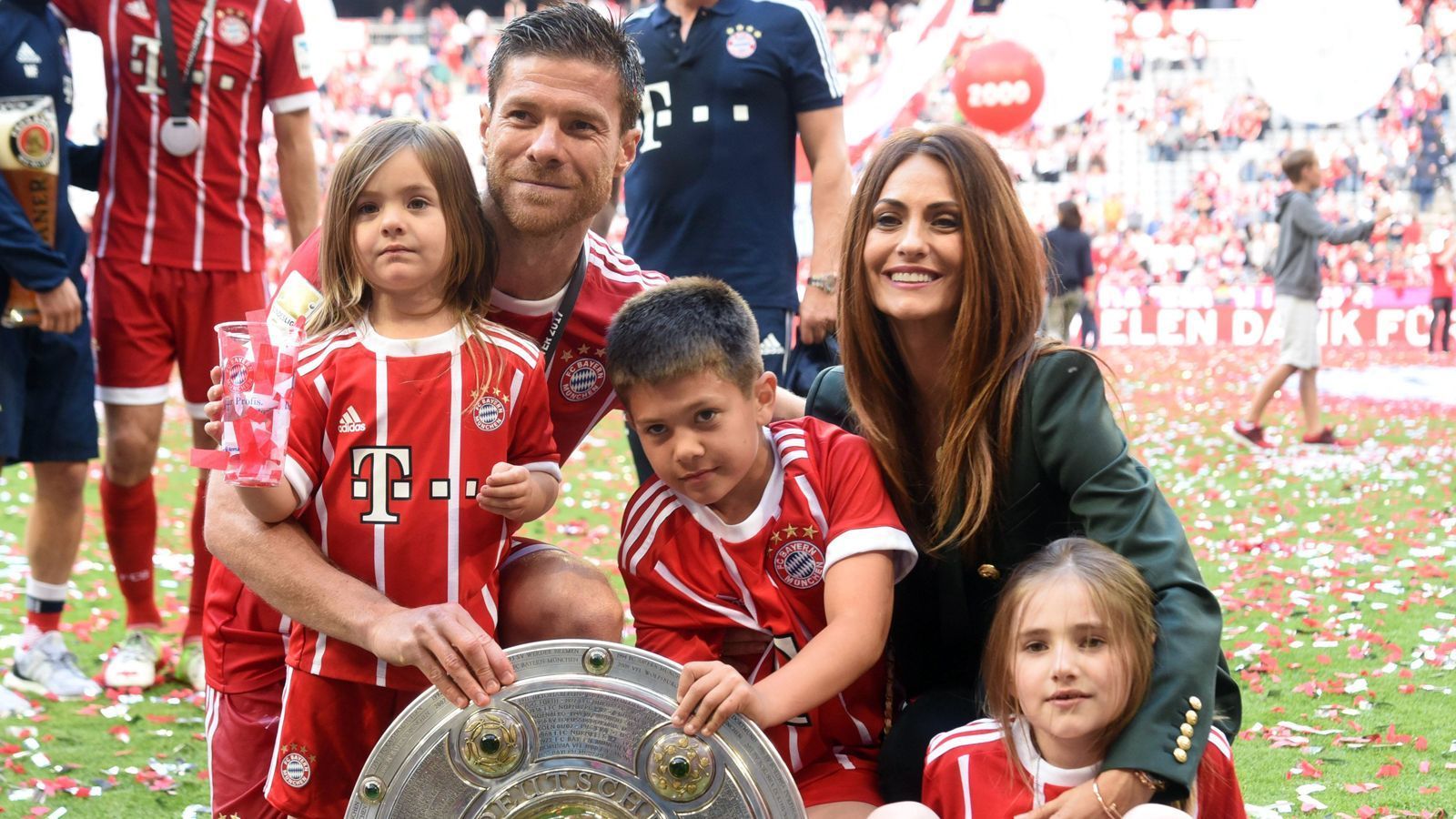 
                <strong>Xabi Alonso und seine Familie</strong><br>
                Sein privates Glück fand Xabi Alonso mit Ehefrau Nagore Aranburu. Das Paar ist seit 2009 verheiratet und hat drei gemeinsame Kinder. Sie ist eine spanische Schauspielerin und Model. In San Sebastian besitzt Nagore Aranburu eine eigene Babyboutique und sowie ein Kindermode-Label.
              