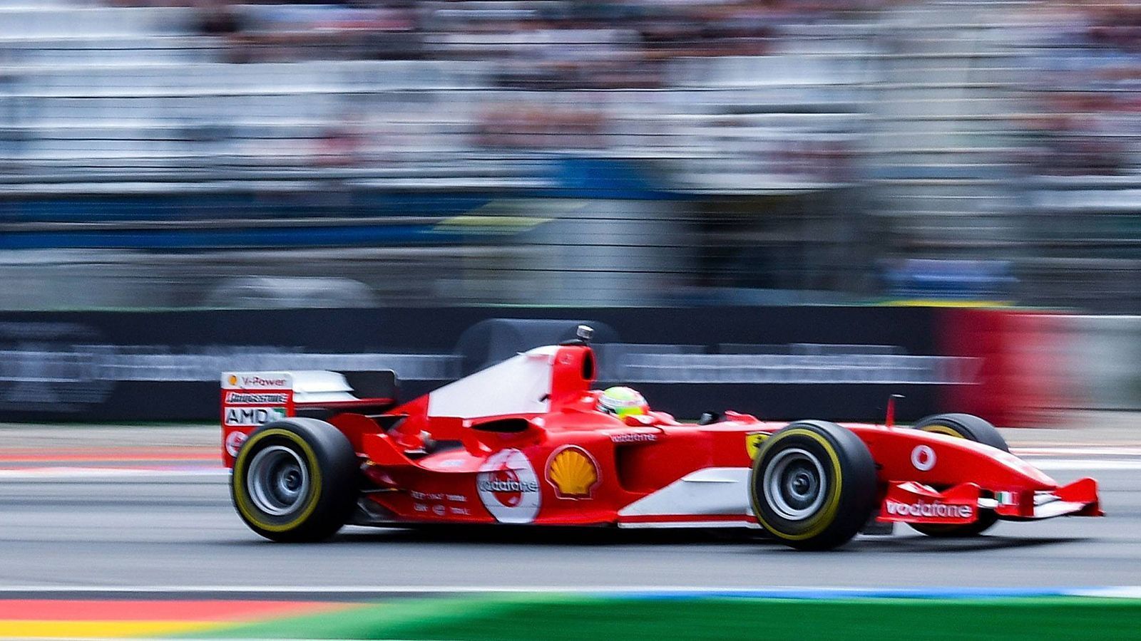 
                <strong>Mick Schumacher fährt im Weltmeister-Ferrari seines Vaters in Hockenheim</strong><br>
                Vater Michael erlebte in eben jenem Auto auf dieser Strecke einen ganz besonderen Moment. Am 25. Juli 2004 feierte er beim Großen Preis von Deutschland den Heimsieg - außerdem war es sein elfter Sieg im zwölften Saisonrennen. In einem Facebook-Statement bezeichnete die Familie diesen Moment als "Höhepunkt der Ehe Schumacher und Ferrari".  
              