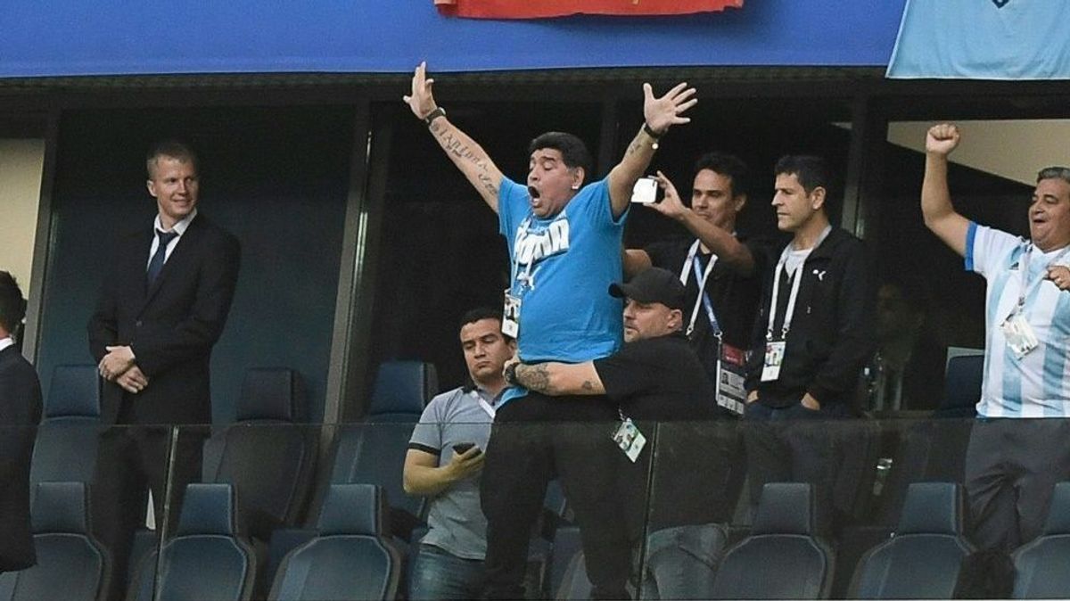 Idol Maradona ist auf der Tribüne nicht zu bremsen