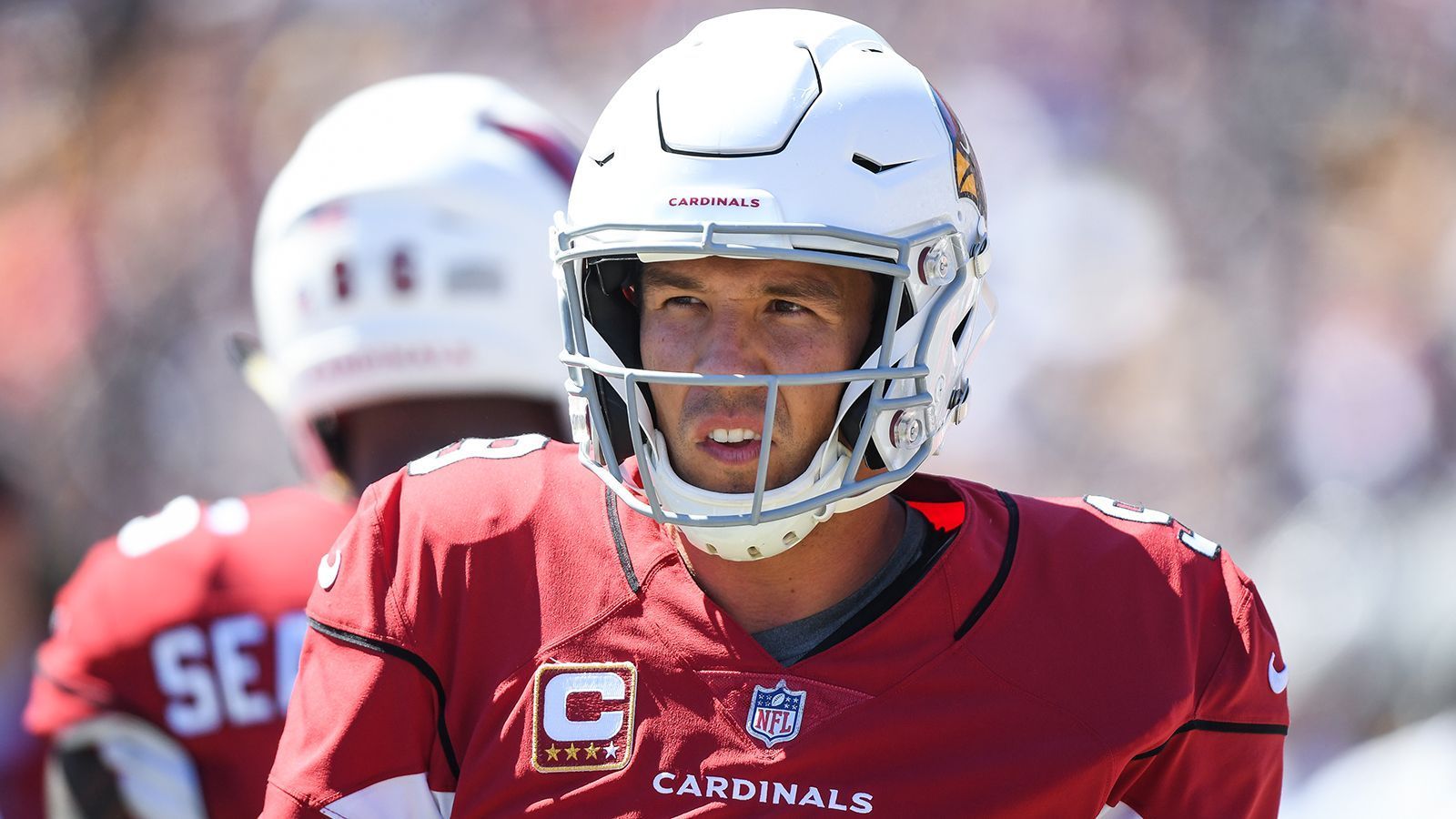 
                <strong>Verlierer: Sam Bradford (Arizona Cardinals)</strong><br>
                20 Millionen verdient Sam Bradford dieses Jahr bei den Arizona Cardinals. Das ist in etwa auf einem Niveau mit Cam Newton oder Philip Rivers. Dafür liefert er aber reichlich wenig ab. Am Sonntag waren es 90 Passing Yards (!), null Touchdowns und eine Interception. Mit 0:34 ging das Team gegen die Los Angeles Rams unter. Ein 0-2-Saisonstart. Wenn Bradford so weiter spielt, droht ihm die Bank – und Rookie Josh Rosen könnte seine Chance erhalten.
              