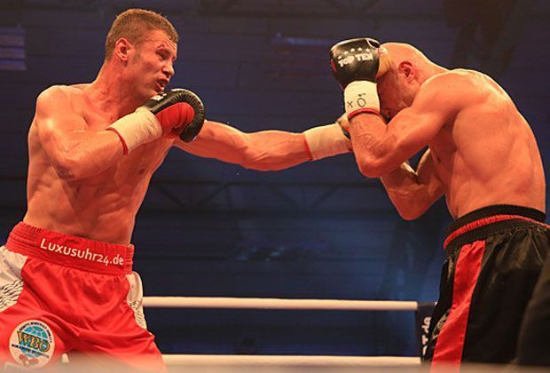 
                <strong>Robert Stieglitz vs. Sergey Khomitsky (BEL)</strong><br>
                Anfangs der 10. Runde dauerte dem polnischen Ringrichter Lagosz Zbigniew eine Unterbrechung von Sergey Khomitsky zu lange. Er brach den Kampf ab und erklärte Robert Stieglitz zum Sieger nach technischem K.o.
              