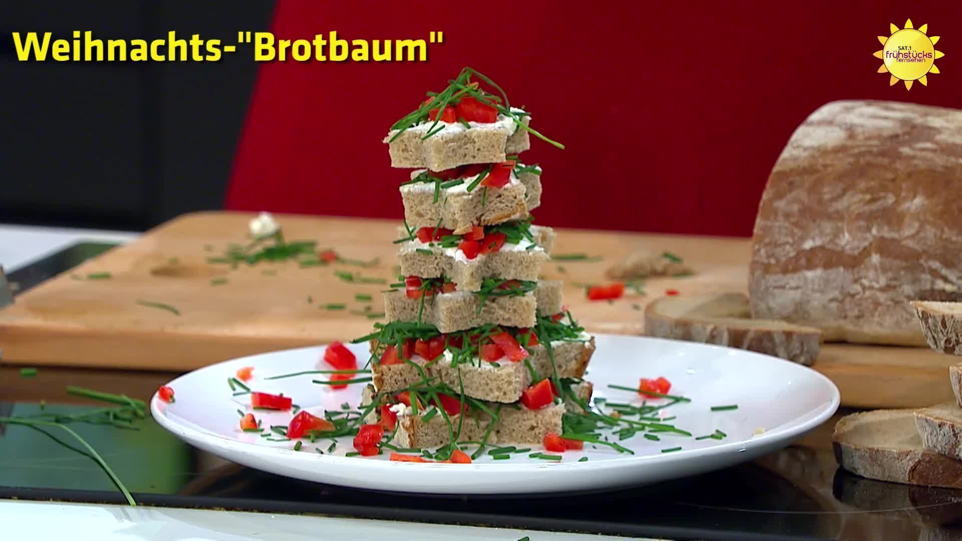 Weihnachtsbaum gemacht vom Brot mit Käse und Schnittlauch