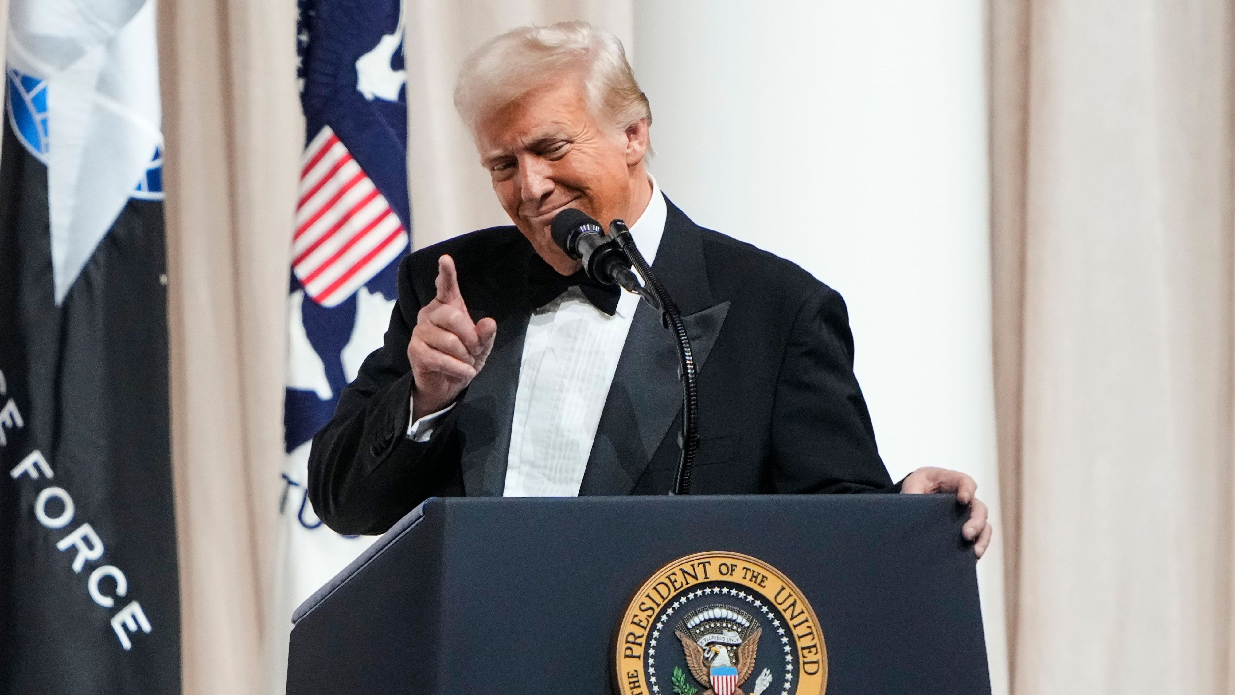 Der 47. US-Präsident Donald Trump spricht auf der Bühne beim Commander in Chief Ball. 2024 gewann er die Wahl gegen Kamala Harris.