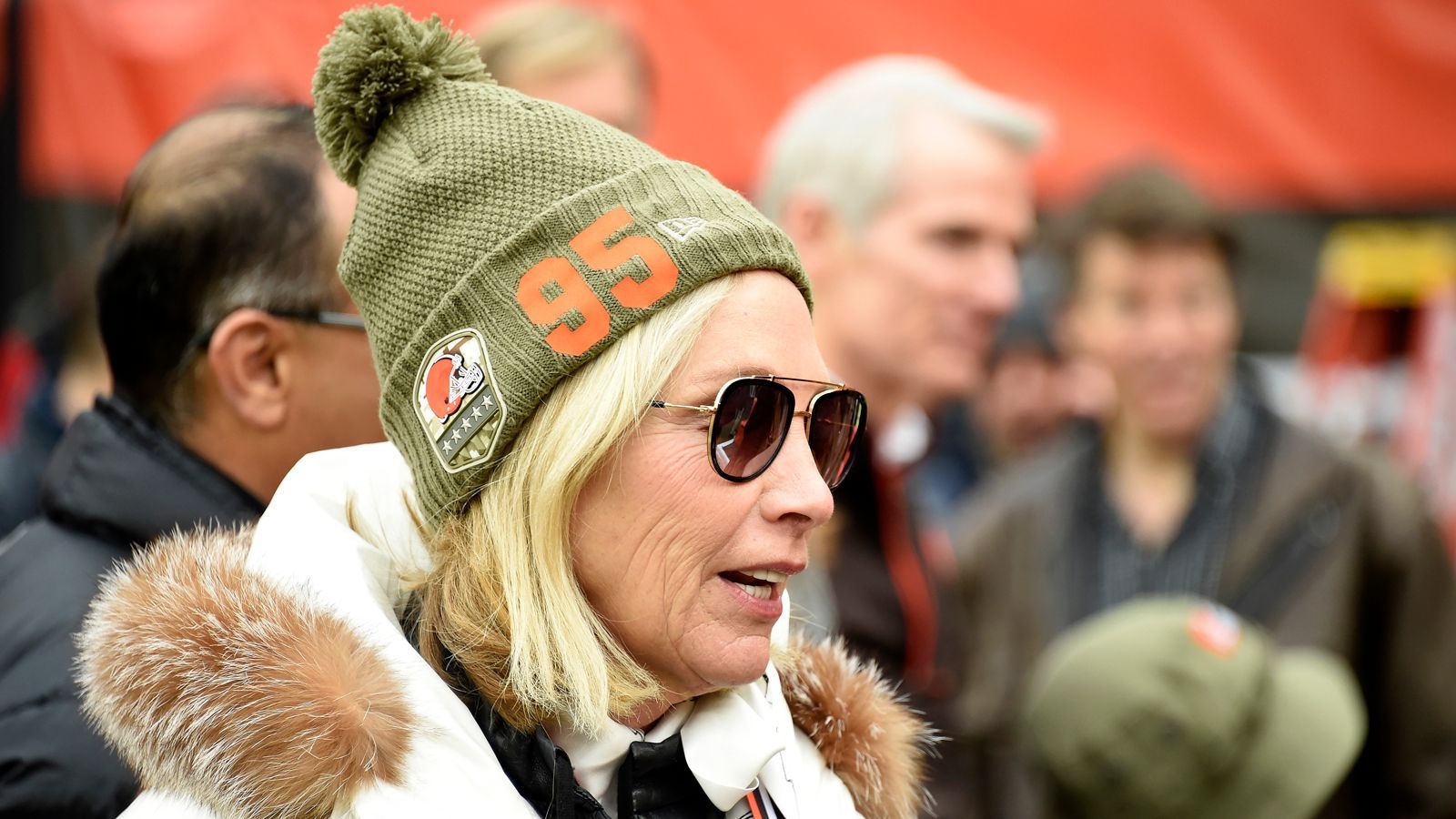 
                <strong>Dee Haslam (Besitzerin Cleveland Browns)</strong><br>
                Seit 2012 sind die Cleveland Browns in Besitz des Haslam-Ehepaars. Jimmy und Dee Haslam erwarben die Franchise für eine Milliarde, vor allem Jimmy machte seitdem mit seinem speziellen Führungsstil auf sich aufmerksam. Den Draft von Quarterback Teddy Bridgewater lehnte er Berichten zufolge einst ab, weil ihm dessen Händedruck nicht gefallen hatte. 
              