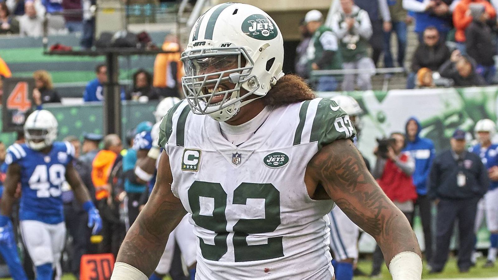 
                <strong>Leonard Williams (New York Jets)</strong><br>
                Leonard Williams, der sechste Pick im Draft 2015, geht 2019 ebenfalls in sein letztes Vertragsjahr und wird dabei garantiert 14,2 Millionen Dollar verdienen. Bei den New York Jets wird derzeit alles auf den Prüfstand gestellt. Es bleibt die Frage, ob im neuen Scheme von Defensive Coordinator Gregg Williams, dass sich um den diesjährigen First-Round-Pick Quinnen Williams aufgebaut wird, langfristig Platz für den Defensive End ist. Laut Informationen von Rich Cimini von "ESPN" soll die Franchise unter dem damaligen Head Coach Todd Bowles bereits seit zwei Jahren versucht haben, den erst 24-Jährigen von einer Vertragsverlängerung zu überzeugen. Williams könnte daher ähnlich wie Chiefs-D-Liner Jones 2020 den Franchise Tag erhalten.
              