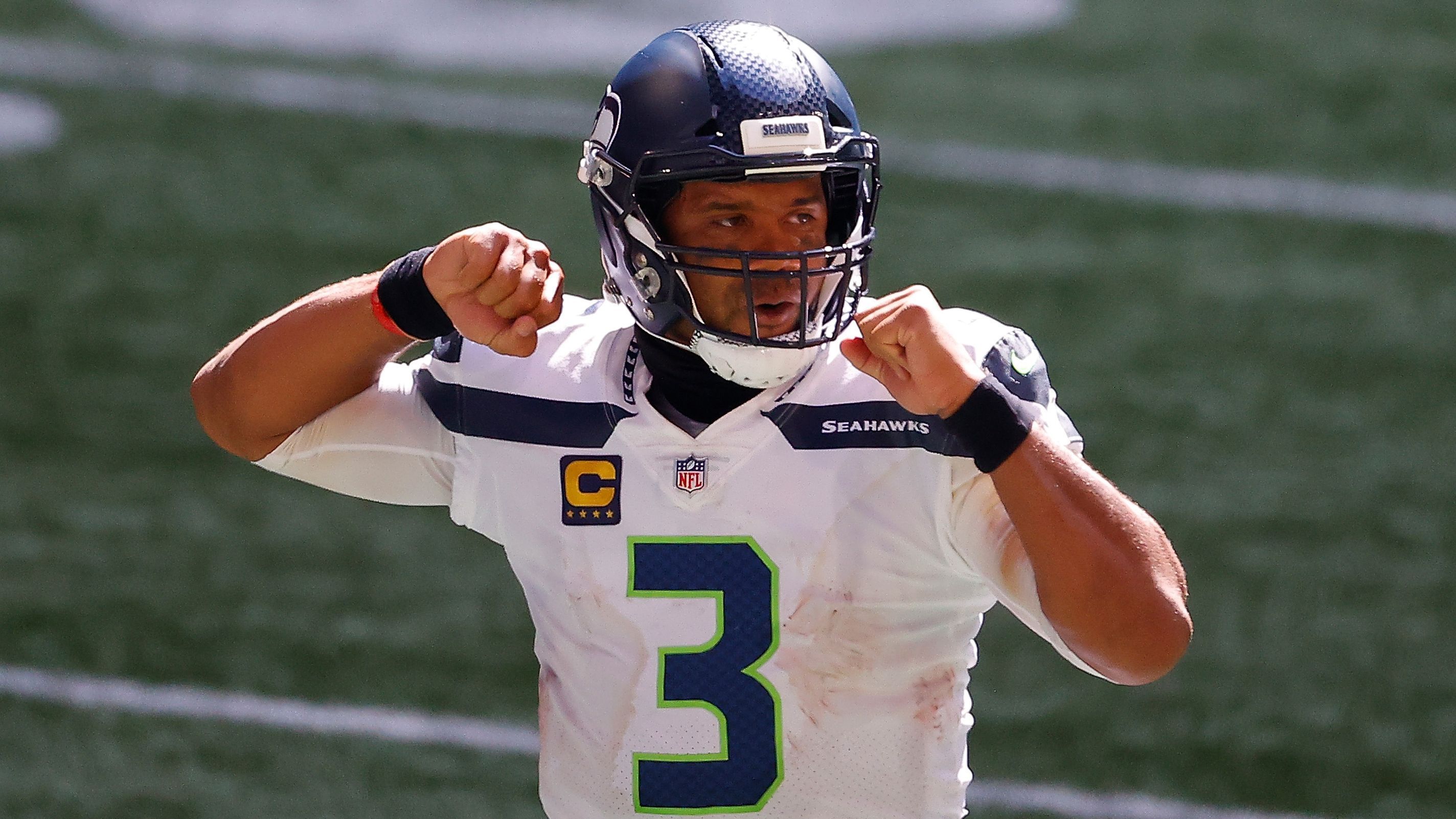 
                <strong>Gewinner: Seattle Seahawks</strong><br>
                Wie viele MVP-Votes hat Russell Wilson in seiner Karriere bisher erhalten? Richtig, kein einziges. Nach seinem Auftritt gegen die Falcons, denen zahlreiche Experten im Vorfeld einen Überraschungserfolg über die Seahawks durchaus zugetraut haben, könnte sich dieser Makel vielleicht 2020 ändern. Denn Wilson spielte in unnachahmlicher Manier auf, dominierte nach Belieben (31/35, 322 Passing Yards, 4 Passing Touchdowns) und verteilte die Pässe geschickt auf seine Receiver. Dies war aber auch dringend nötig, da das Running Game noch arg lahmte und der Playmaker sein Team selbst mit 29 Rushing Yards anführte. Sein Gegenüber Matt Ryan konnte ihm dabei trotz dem Plus an erzielten Yards (450 Passing Yards, 2 TDs, 1 INT) aber nicht im Ansatz das Wasser reichen und musste artig der Wilson-Show beiwohnen, wie alle anderen auch.
              