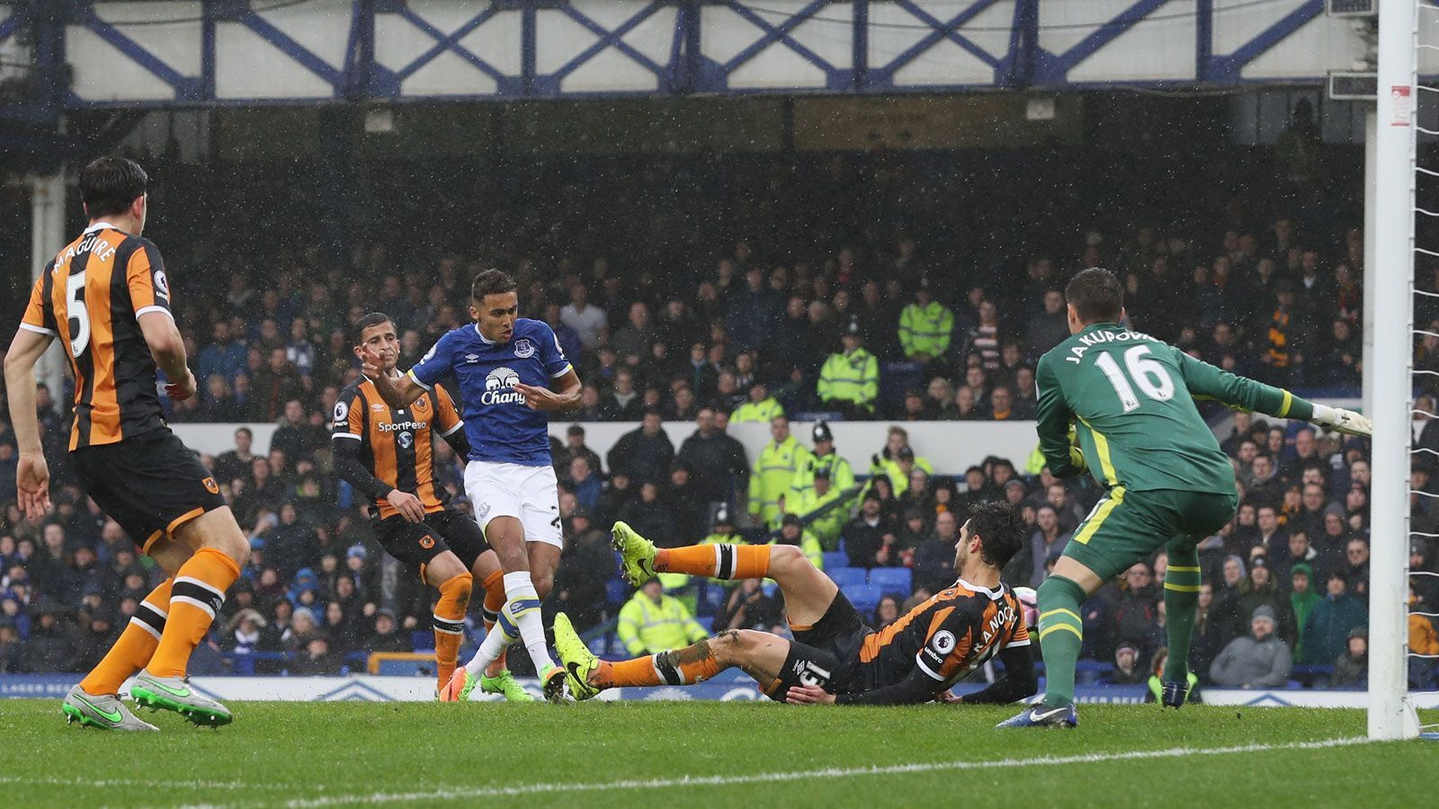 
                <strong>Wechsel zu Everton</strong><br>
                ... denn der damals frisch eingestellte U23-Trainer David Unsworth des FC Everton will sich unbedingt die Dienste des jungen Engländers sichern. Calvert-Lewin sieht eine große Chance und wechselt 2016 im Alter von 19 Jahren für eine Ablösesumme von 1,8 Millionen Euro zu den "Toffees". Dort kommt er zu seinen ersten Pflichtspielminuten und es folgt das erste Premier-League-Tor gegen Hull City. Seine Karriere nimmt Fahrt auf.
              