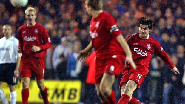 
                <strong>Xabi Alonso</strong><br>
                Xabi Alonso: Noch ein Kunstschütze! Der jetzige Münchner tritt für Liverpool auch zwei Mal in Erscheinung. Erst schießt er gegen Luton ein Tor aus circa 70 Metern. Der gegnerische Keeper ist ebenfalls bei einer Ecke vorne. In der Premier League gegen Newcastle schlägt er aus ähnlicher Distanz erneut zu - weil Uniteds Keeper ausrutscht.
              