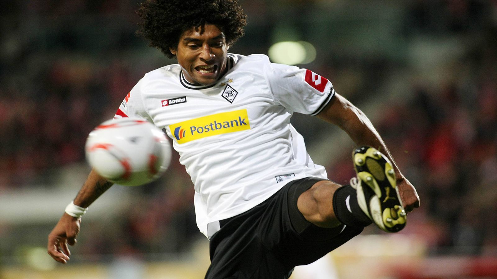 
                <strong>ABWEHR: Dante (Borussia Mönchengladbach)</strong><br>
                Gladbach musste 2010/11 zwar in die Relegation, aber Dante hat noch Schlimmeres verhindert. Die Hinrunde verpasste er verletzt, nach seiner Rückkehr drehten die Fohlen auf und verlieren nur vier der letzten zwölf Spiele. Ein Jahr später folgte der Wechsel zu den Bayern.
              