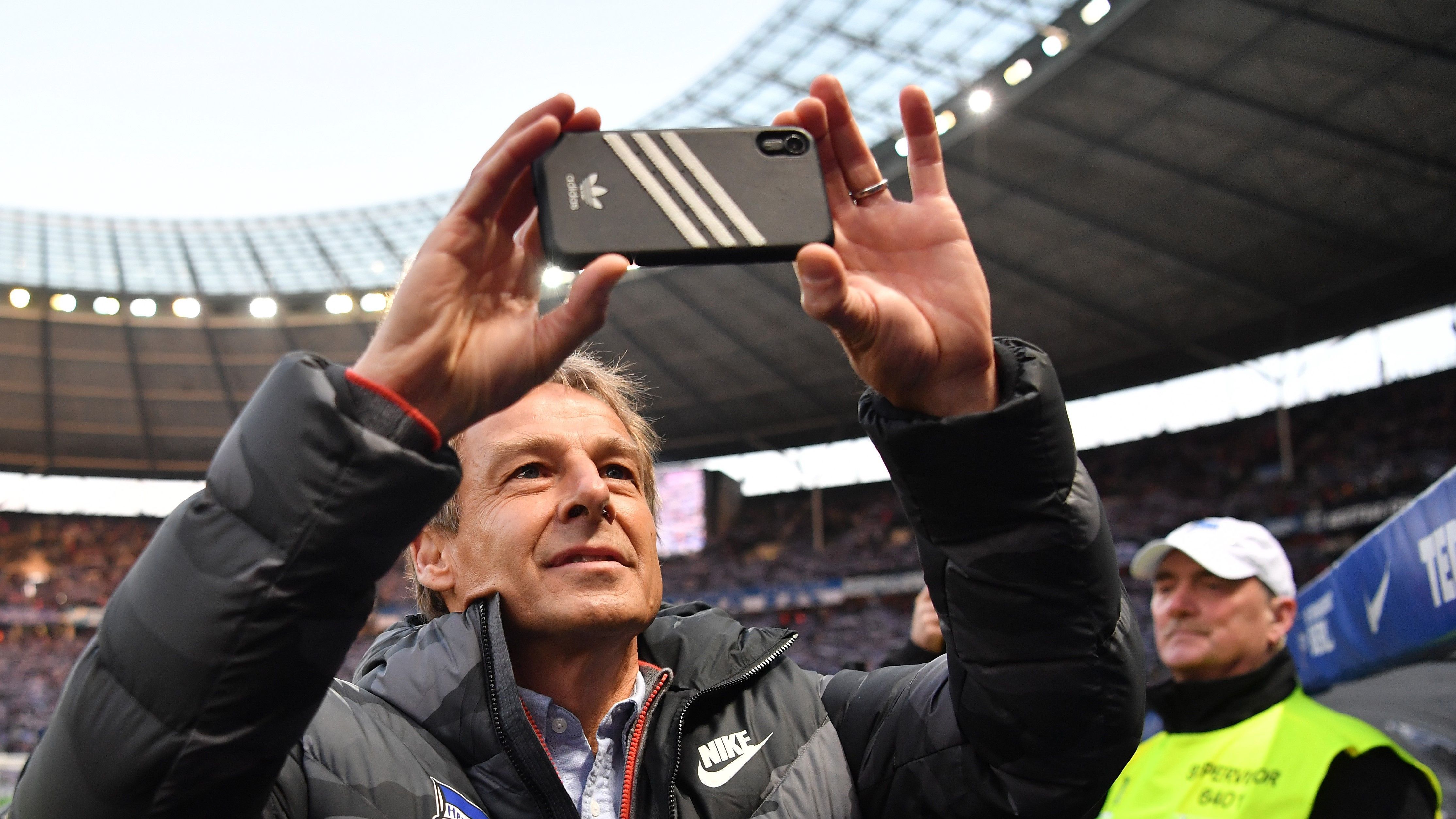 
                <strong>Jürgen Klinsmann (Trennung 11. Februar 2020)</strong><br>
                Auf der Bank der oft etwas grauen Hertha fand sich dann eine der aufregendsten Personalien der Bundesliga wieder: Jürgen Klinsmann. Der Bäckersohn aus Stuttgart war als Aufsichtsrat nach Berlin gekommen und Vertrauter des neuen Investors Lars Windhorst. Nach dem Aus von Covic übernahm er kurzerhand die Profis. Doch er hielt nur zehn Spiele durch, im Februar überrumpelte er den Verein mit seinem überraschenden Rücktritt. Interimstrainer wurde der bisherige Assistent Alexander Nouri.
              