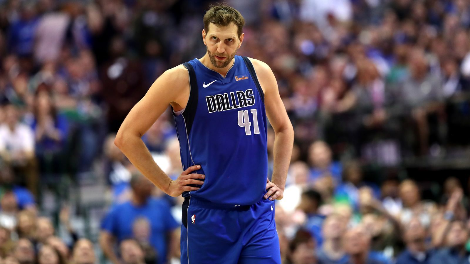 
                <strong>Gesamteinnahmen über 21 Jahre</strong><br>
                Über seine 21 Jahre Spielzeit in der NBA hat Dirk Nowitzki somit 251.646.362 Dollar verdient. Dazu hat der Deutsche den Dallas Mavericks einen NBA-Titel beschert. Damit sollte - für die nun verkündete Rente - genug Puffer auf dem Konto liegen. Aber das Sympathische am "Dunkin' Deutschmann" war ja immer, dass das Finanzielle bei ihm nie im Mittelpunkt stand, sondern vor allem der Sport. Ein wahres Vorbild eben.
              