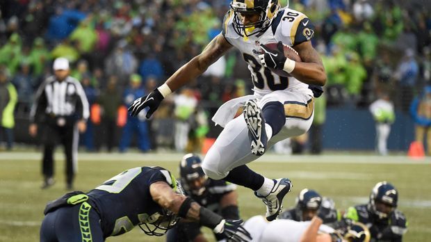 
                <strong>Pick 10: Todd Gurley</strong><br>
                Pick 10: Todd Gurley, RB (St. Louis Rams): 1106 Yards, 10 Touchdowns - und das ganze in nur 13 Spielen. Die ersten drei verpasst der Running Back noch aufgrund einer Knieverletzung, anschließend ist er kaum zu stoppen. Vor allem seine spektakulären Hürdensprünge über gegnerische Verteidiger sind immer wieder ein Highlight. Die Folge: Offensive Rookie of the Year.
              