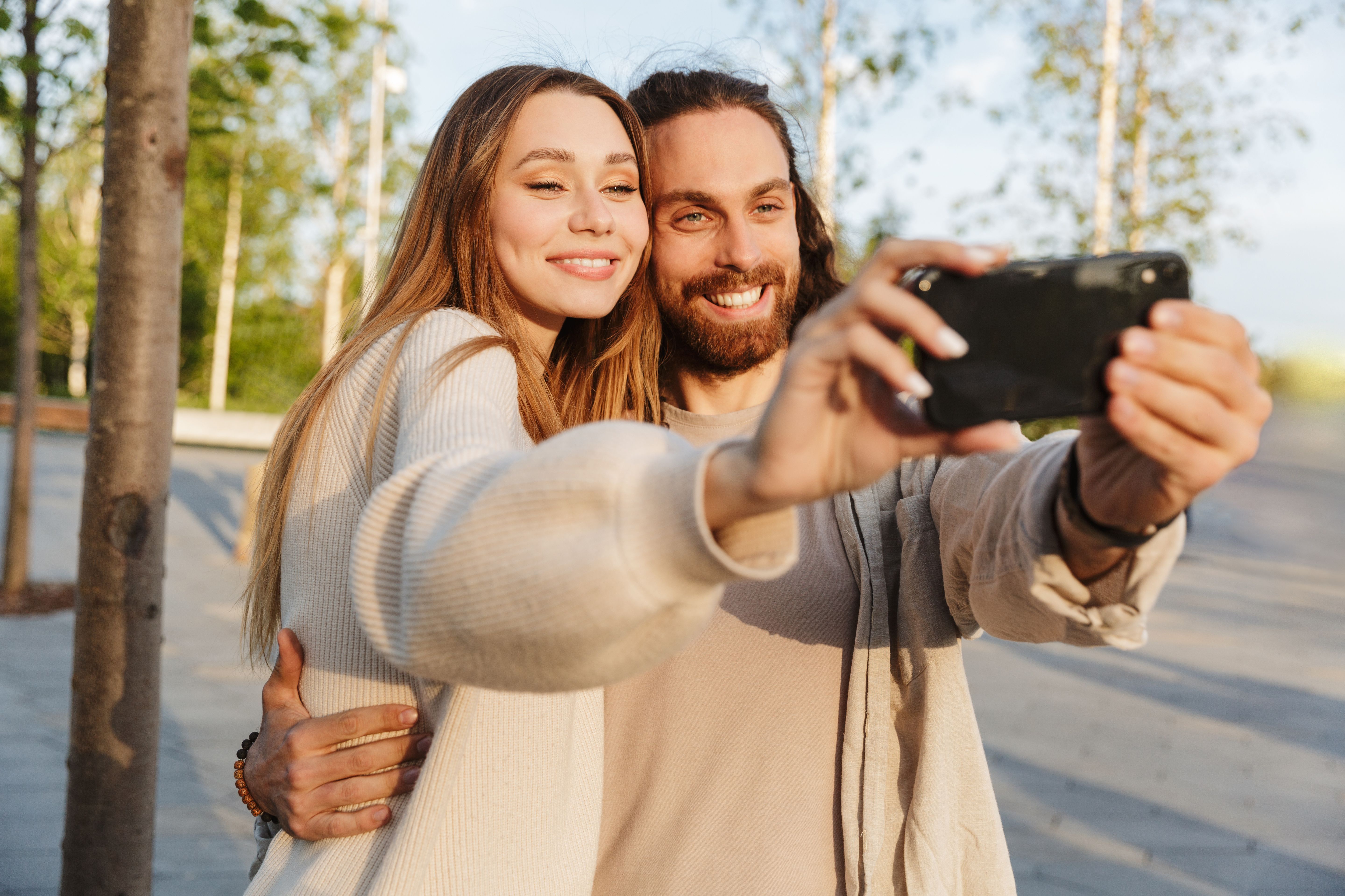 Il selfie di una coppia può esprimere contentezza, ma può anche essere un tentativo di salvare o proteggere una relazione.