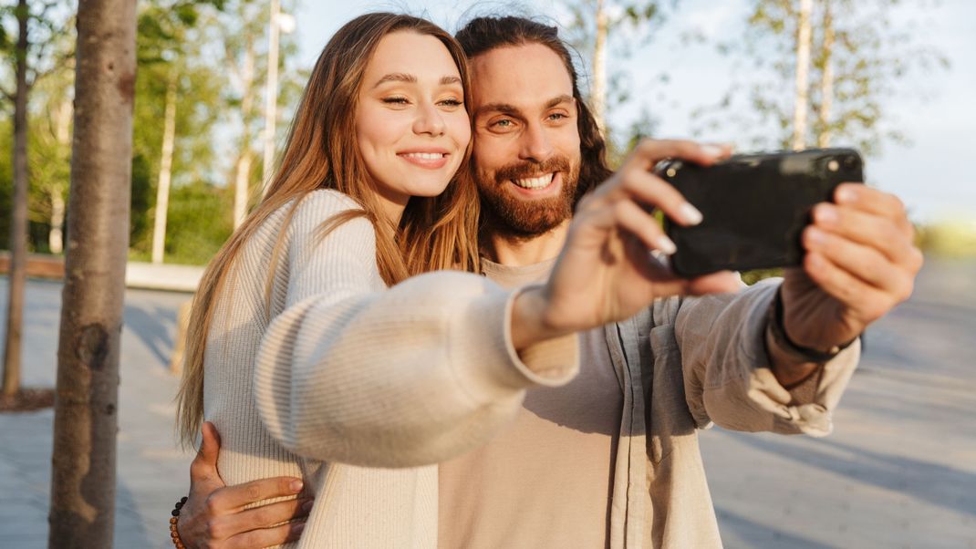 Ein Pärchen-Selfie kann Zufriedenheit ausdrücken, kann aber auch der Versuch sein, die Beziehung zu retten oder zu schützen.