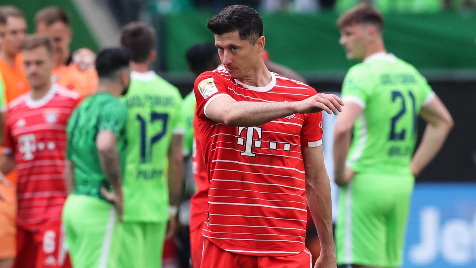 
                <strong>Letztes Pflichtspiel gegen Wolfsburg</strong><br>
                Mit dem 2:2 in Wolfsburg endete am 14. Mai 2022 die Bundesliga-Ära von Robert Lewandowski. Diese Partie am 34. Spieltag sollte der letzte Auftritt Lewandowskis in der Bundesliga sein, was zu diesem Zeitpunkt aber noch niemand ahnen konnte. Auch in diesem 384 Bundesliga-Einsatz war "Lewy" noch ein letztes Mal erfolgreich, steuerte zum Remis der Bayern einen Treffer bei. Damit verlässt der zweimalige Weltfußballer die Bundesliga mit insgesamt 312 Buden als Nummer 2 der ewigen Torschützenliste hinter Gerd Müller (365 Tore). 
              