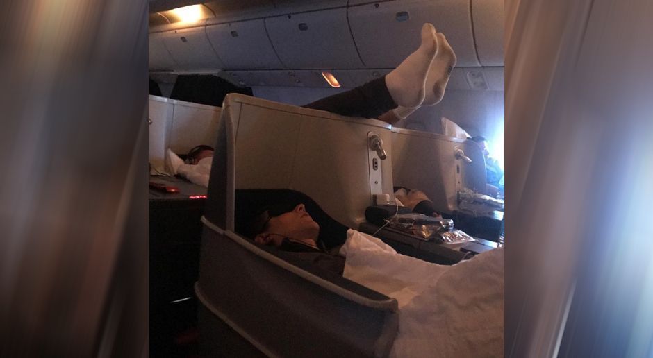 
                <strong>Rob Gronkowski</strong><br>
                Wer viel unterwegs ist, muss eben mal im Flieger schlafen. Rob Gronkowski hat zwar so einige Schwierigkeiten damit, seine 1,98 Meter auf dem Platz unterzubringen - aber solange sein Vordermann nicht abrupt aufspringt ...
              
