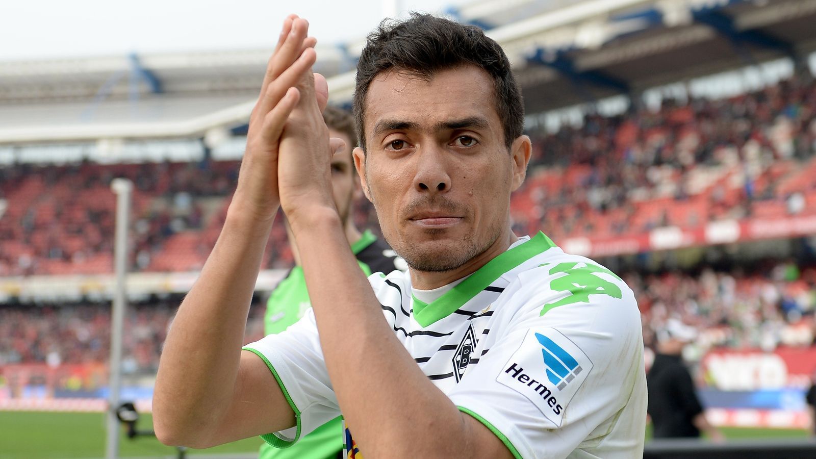 
                <strong>Juan Arango (Borussia Mönchengladbach)</strong><br>
                Vergesst Juninho - es gab nie einen besseren Freistoßschützen als Juan Arango. Vergesst Lionel Messi - es gab nie einen besseren Linksfuß als Juan Arango. Selbst aus 50 Metern drosch, nein: zauberte der Venezuelaner die Pille regelmäßig, nein: immer in den Knick. Der Autor dieser Zeilen ist selbst mit einer nicht ganz schlechten linken Klebe gesegnet, deswegen sei an dieser Stelle der nicht ganz objektive Einwurf gestattet: Juan, ich liebe dich.
              