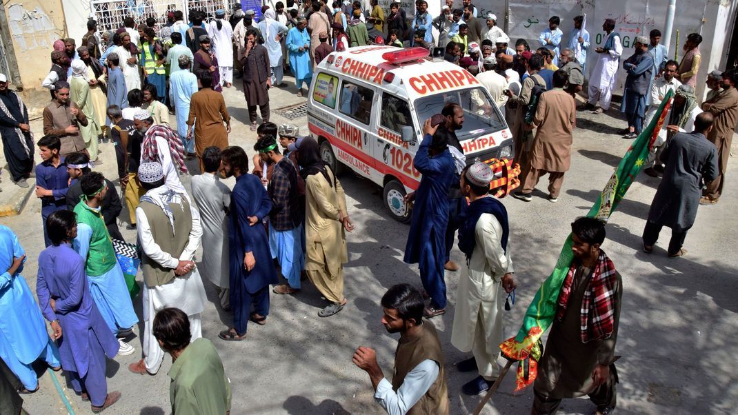 Dutzende Tote und Verletzte in Pakistan bei einem Bomben- und einem Selbstmordanschlag. Die Anschläge ereigneten sich während Feierlichkeiten zu Ehren des Geburtstages des Propheten Mohammed.