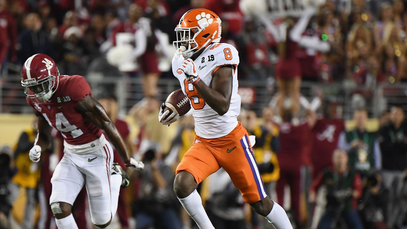 
                <strong>Justyn Ross, Wide Receiver, Clemson</strong><br>
                Der nächste Receiver, der in der ersten Runde über die Ladentheke gehen dürfte. Justyn Ross ist ein groß gewachsener Passempfänger, der über einen weiten Catch-Radius verfügt. Der 20-Jährige sammelte fast 2.000 Yards in den ersten zwei Jahren für die Clemson Tigers.
              