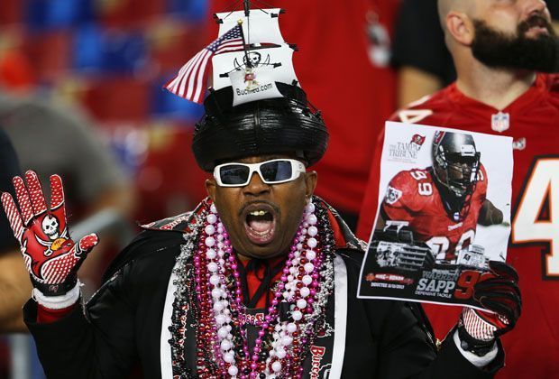 
                <strong>Crazy,loco, NFL!</strong><br>
                Dieser Herr ist der Fleisch gewordene Fanshop der Tampa Bay Buccaneers
              