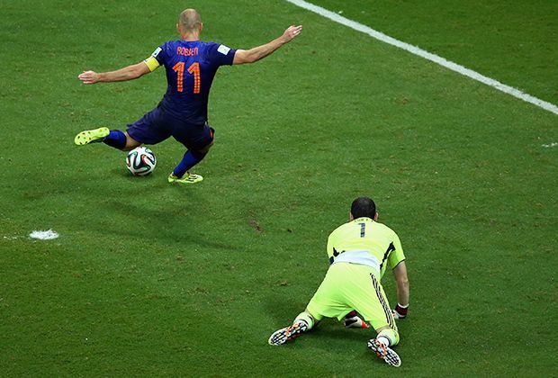 
                <strong>Spanien vs. Niederlande: 1:5 - Lehrstunde in Oranje</strong><br>
                Der zweite Superstar der Elftal legt nach: Arjen Robben macht in der 53. Minute seinen ersten von zwei Treffern.
              