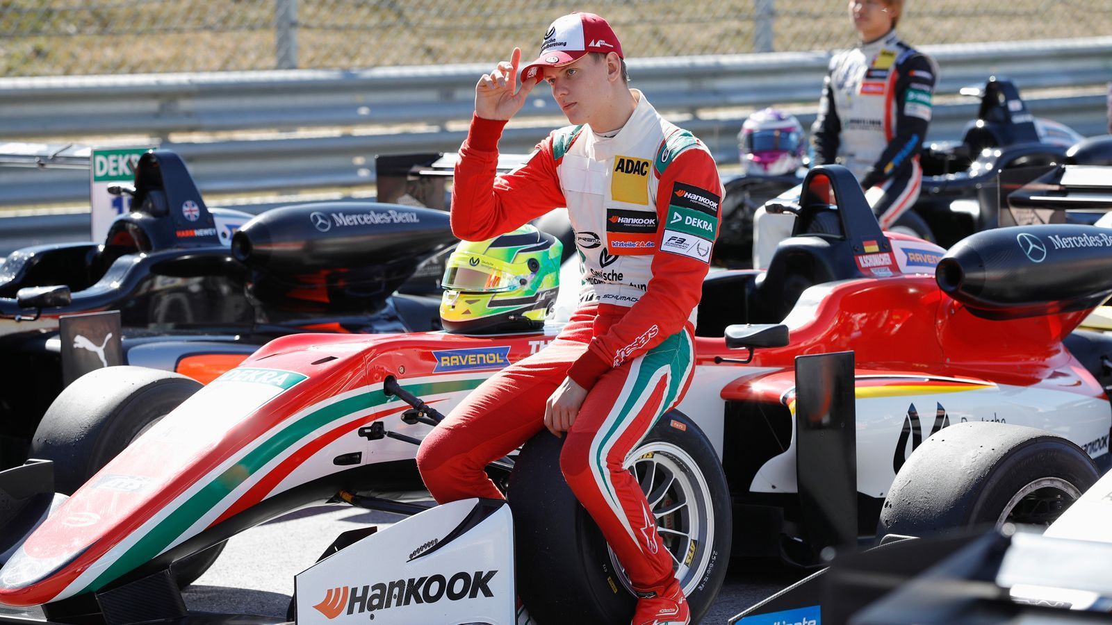 
                <strong>Aufstieg in Formel 3</strong><br>
                In der Saison 2016/17 trat Schumacher wieder in der MRF Challenge Formel 2000 an und wurde mit vier Siegen und fünf weiteren Podestplätzen Dritter in der Gesamtwertung. Direkt danach folgte für ihn der Aufstieg in die Formel 3, wo Mick erneut für das Prema Powerteam startete. Die erste Saison in der neuen Rennserie verlief etwas enttäuschend. Nach lediglich einem Podestplatz (in Monza) landete der Sohn des siebenmaligen Formel-1-Weltmeisters lediglich auf Rang zwölf der Fahrerwertung. 
              