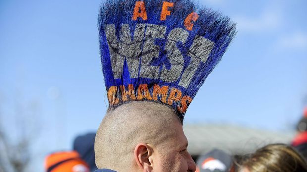 
                <strong>Denver Broncos</strong><br>
                Beim Jubiläums-Super-Bowl treffen die Carolina Panthers auf die Denver Broncos. Viele Fans lassen sich dafür die verrücktesten Outfits oder Aktionen einfallen - wie dieser Anhänger der Broncos mit seiner kuriosen Frisur. So weiß jeder, wie es für die Jungs aus Denver in der Regular Season lief. ran.de zeigt die besten Fan-Kostüme der beiden Mannschaften.
              