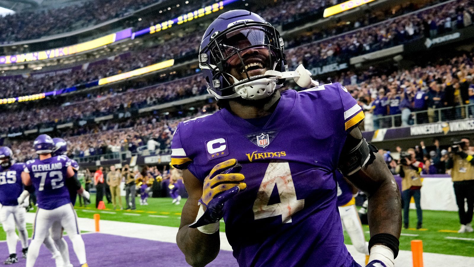 
                <strong>Lassen die Minnesota Vikings Dalvin Cook wirklich ziehen?</strong><br>
                Die Minnesota Vikings haben Runnig Back Alexander Mattison einen neuen Zweijahresvertrag über sieben Millionen Euro gegeben und DeWayne McBride in der siebten Runde gedraftet. Zudem wurden Kene Nwangwu und Ty Chandler dem Team hinzugefügt. Fünf RBs? Riecht nach einem Abgang. Dalvin Cook kokettiert wohl mit einem Wechsel. Ein Trade würde den Vikings knapp acht Millionen im Cap ersparen, wenn der Trade nach dem ersten Juni passiert sogar elf Millionen. Die Buffalo Bills haben Devin Singletary zu den Texans ziehen lassen und mit Damien Harris und Latavius Murray zwei RBs neben Dalvin Cooks Bruder, James Cook, im Roster. Doch keiner von ihnen hat die Qualität des 27-Jährigen Vikings-Spielers. Und die Bills sind satt davon zu hören, sie seien seit Jahren ein Favorit auf den Super Bowl, ohne dem wirklich richtig nah gekommen zu sein. Ein Investment in Cook wäre eine Idee, dürfte aber nicht zu kostspielig sein. 
              