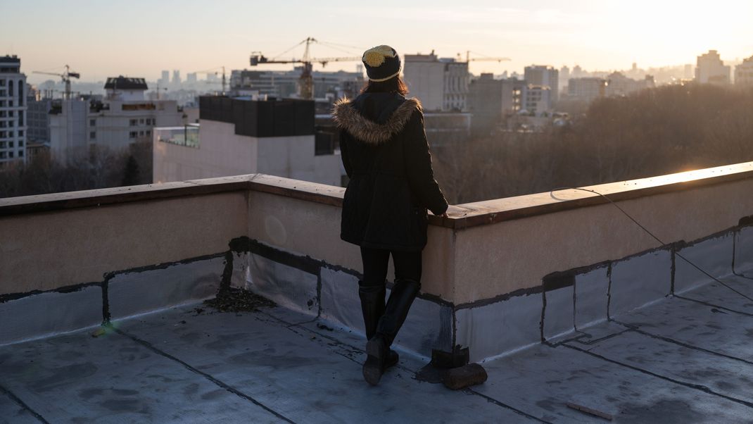 Eine Frau blickt über die Dächer der Millionenmetropole Teheran.