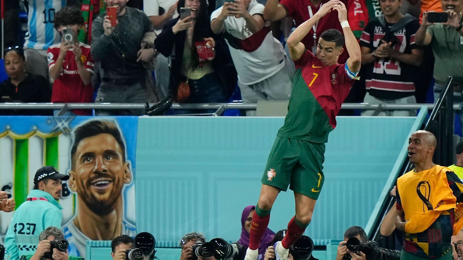 
                <strong>CR7-Watch - Portugals Superstar liefert und schreibt Geschichte</strong><br>
                Nach den Querelen und Skandalen der vergangenen Monate und dem Aus bei Manchester United absolvierte Cristiano Ronaldo bei der WM mit Portugal gegen Ghana seinen ersten Auftritt. Wir haben ihn dabei intensiv beobachtet.
              