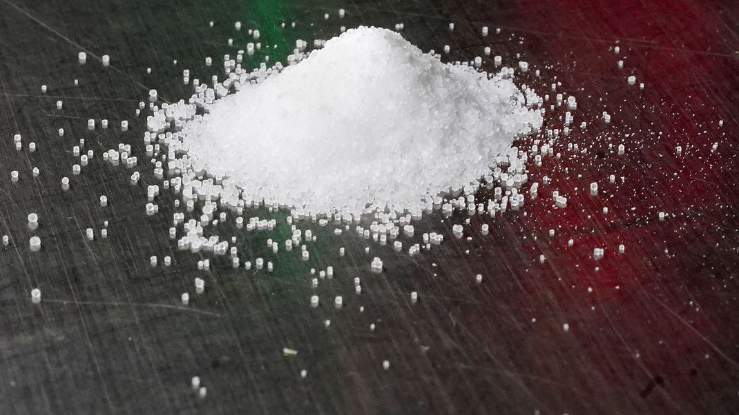 Verbraucherschützer:innen warnen vor der "Salt Chip Challenge", die derzeit auf Social Media krassiert.