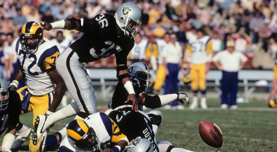 
                <strong>1981: Oakland Raiders</strong><br>
                Nach dem Super-Bowl-Sieg gegen die Philadelphia Eagles spielten die Oakland Raiders eine schwache Saison. Die Offense gehörte mit 28 Interceptions zu den schlechtesten der NFL, in der Turnover-Statistik lagen die Raiders am Ende bei minus 16. Es war die vorerst letzte Saison der Raiders in Oakland, und die erste mit einer negativen Bilanz (7-9) nach 16 Winning Seasons.
              