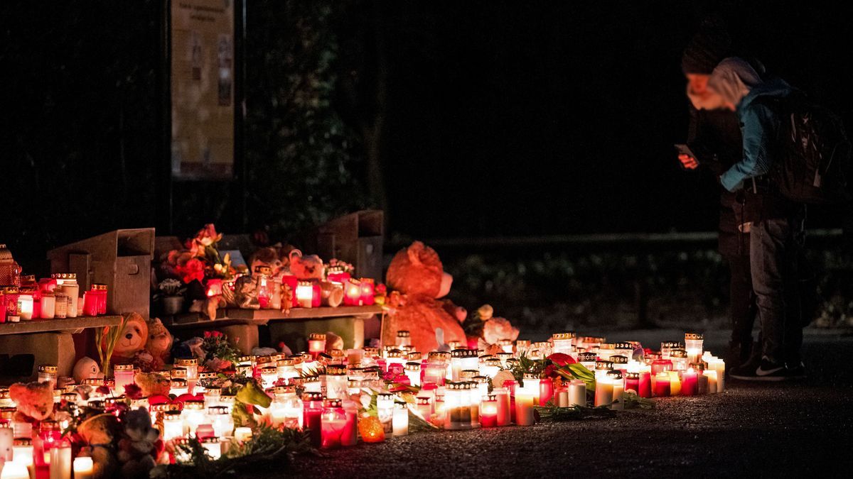 Zwei Personen stehen im Park Schöntal vor zahlreichen Kerzen, die an den tödlichen Messerangriff erinnern. 