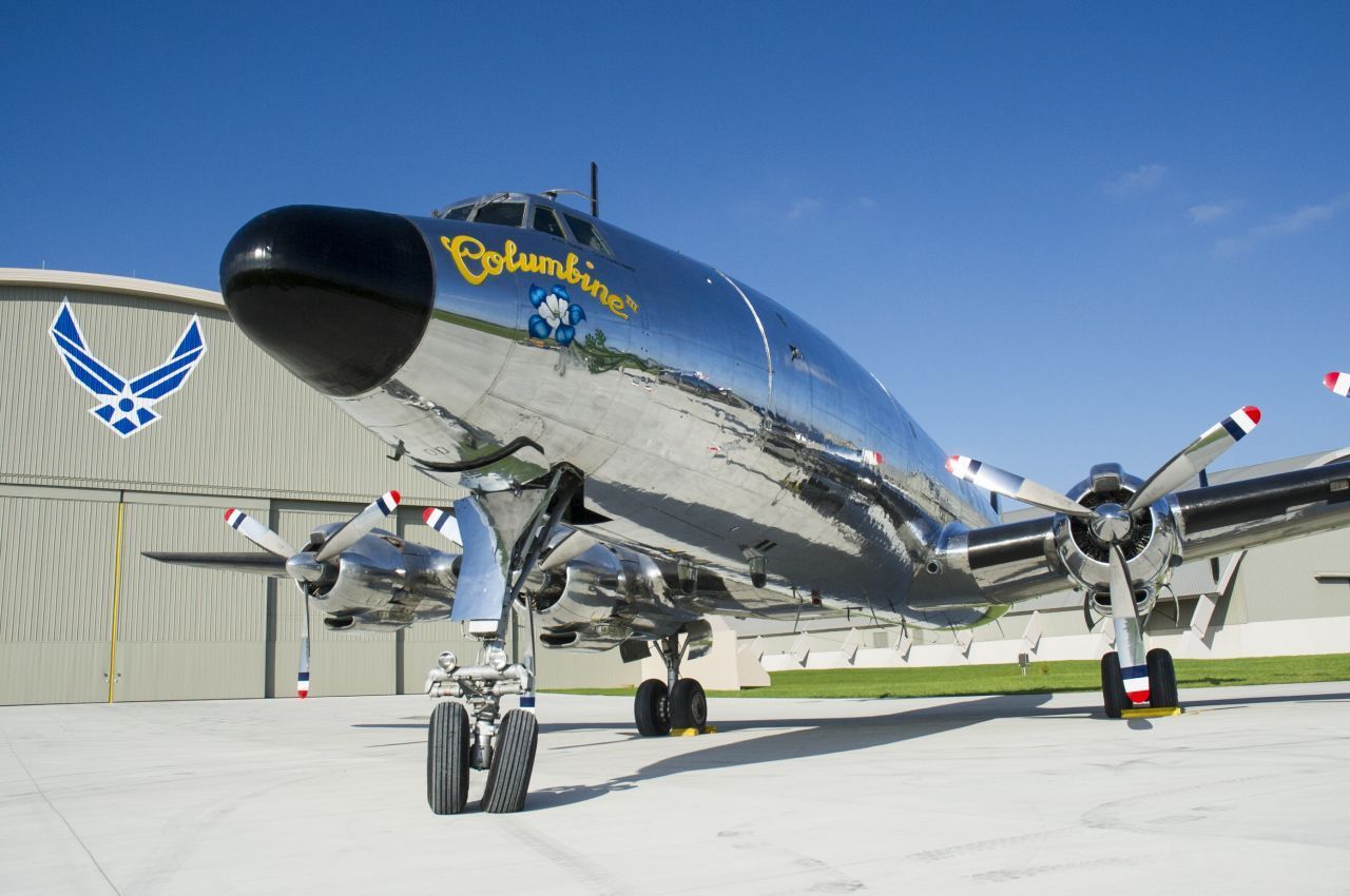 Dwight D. Eisenhower flog in einer Lockheed VC-121 E Columbine II und III, die nach der offiziellen Blume des Staates Colorado benannt wurde. 1959 wurden die ersten drei Boeing 707 als Typ VC-137A von der Air Force in Dienst gestellt.