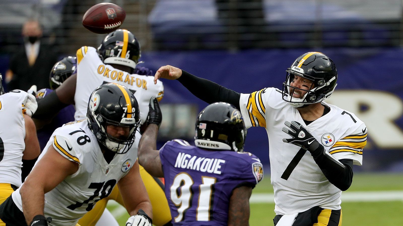 
                <strong>Pittsburgh Steelers: Offense</strong><br>
                In der vergangenen Saison lief bei den Steelers nahezu alles über das Passspiel und die starken Receiver Diontae Johnson, Chase Claypool und JuJu Smith-Schuster, allerdings haperte es im Laufspiel. Mit 1.351 Rushing Yards belegte die Mannschaft um Quarterback-Routinier Ben Roethlisberger in dieser Kategorie ligaweit den letzten Platz, in James Conner ging zudem der beste Läufer des Teams nach Arizona. Die Wahl eines Running Backs sollte also höchste Priorität genießen und die Offense weniger ausrechenbar machen. Auch in der Offensive Line klafft nach den Abgängen von Left Tackle Alejandro Villanueva und Center Maurkice Pouncey eine Lücke, die geschlossen werden will.
              